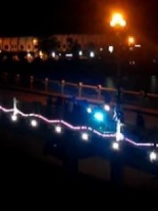 资讯《实拍吴川黑社会砸车并抛车下江》 图片